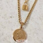 قیمت و خرید گردنبند استیل طرح سکه ملکه الیزابت طلایی از حجره